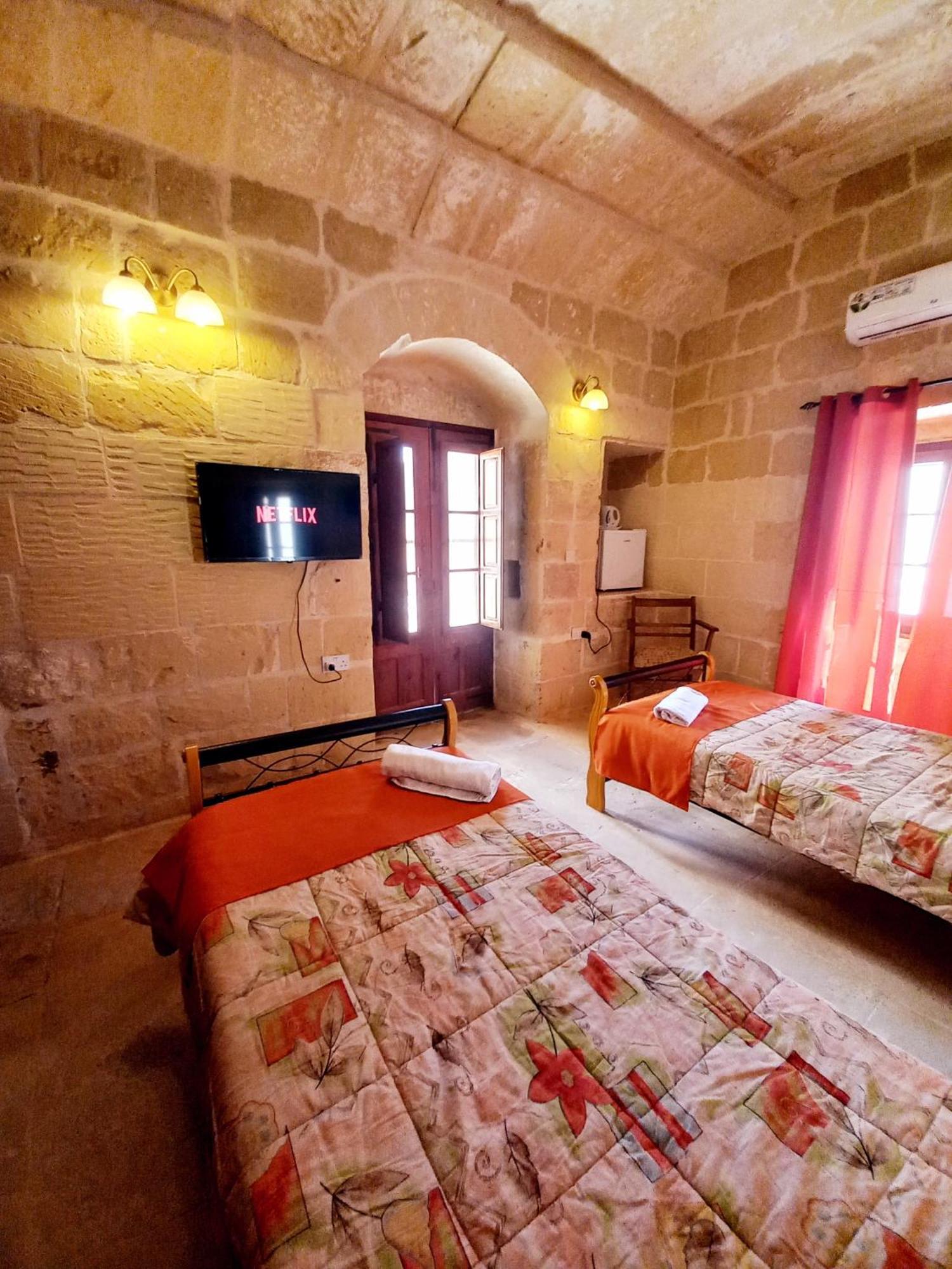 Ta Majsi Farmhouse With Indoor Heated Pool San Lawrenz Dış mekan fotoğraf