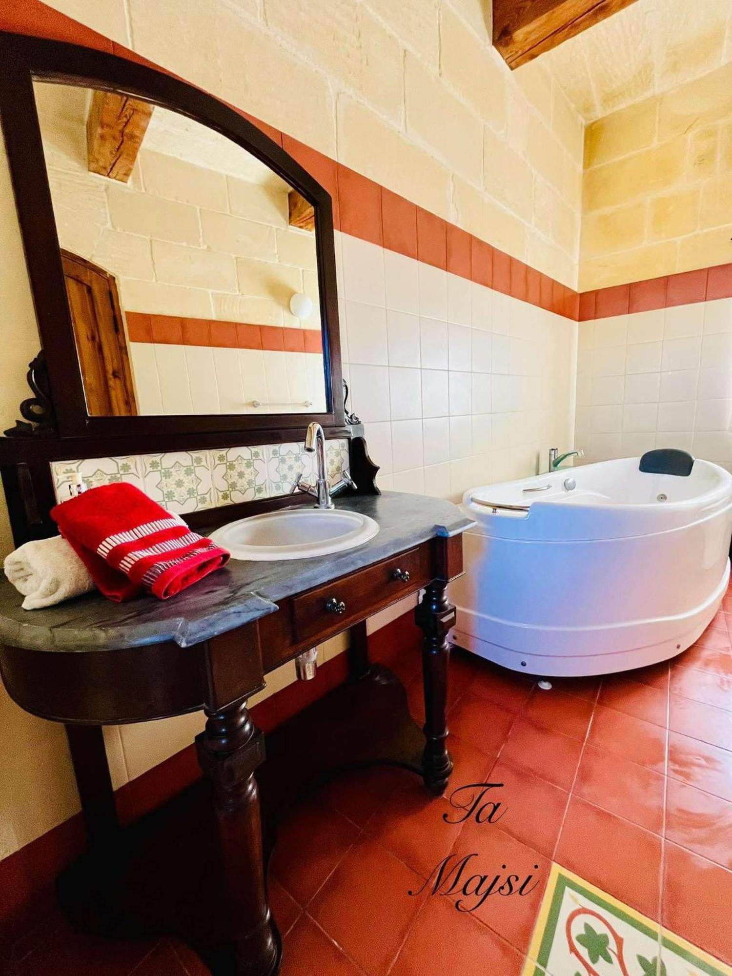 Ta Majsi Farmhouse With Indoor Heated Pool San Lawrenz Dış mekan fotoğraf